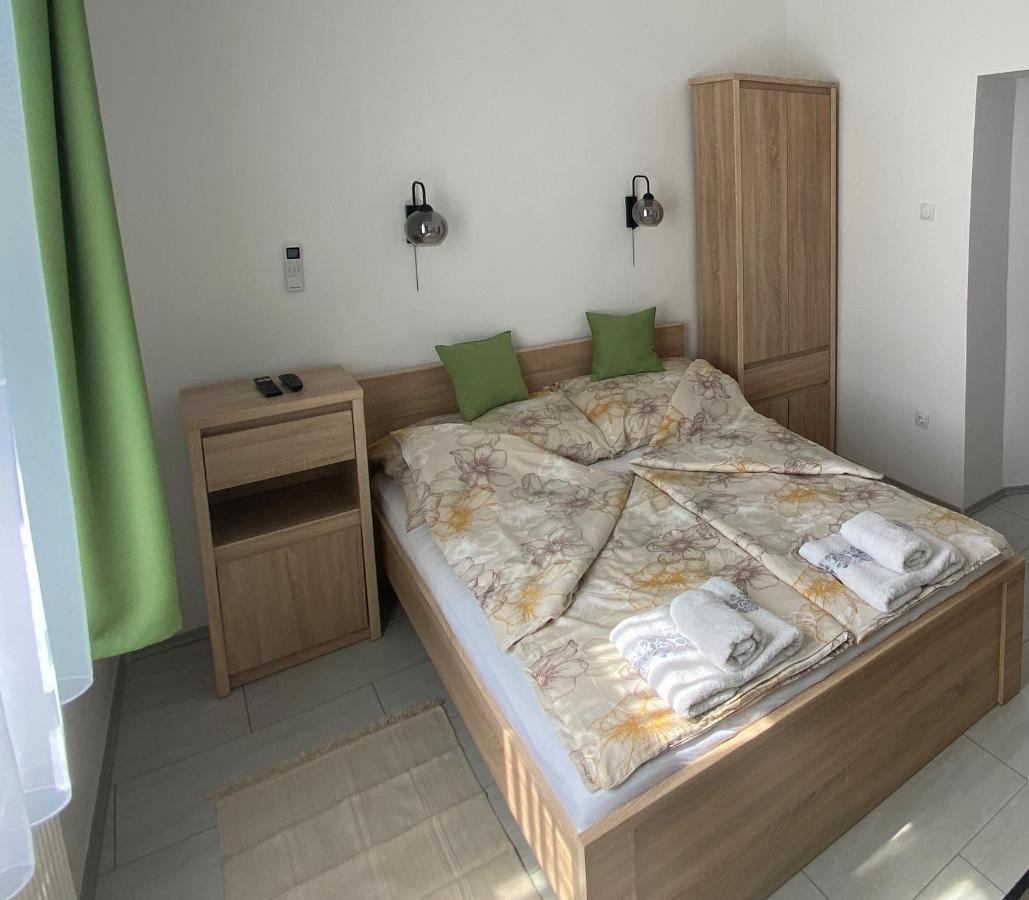 Rad-Var Apartmanhaz Eger Exterior photo