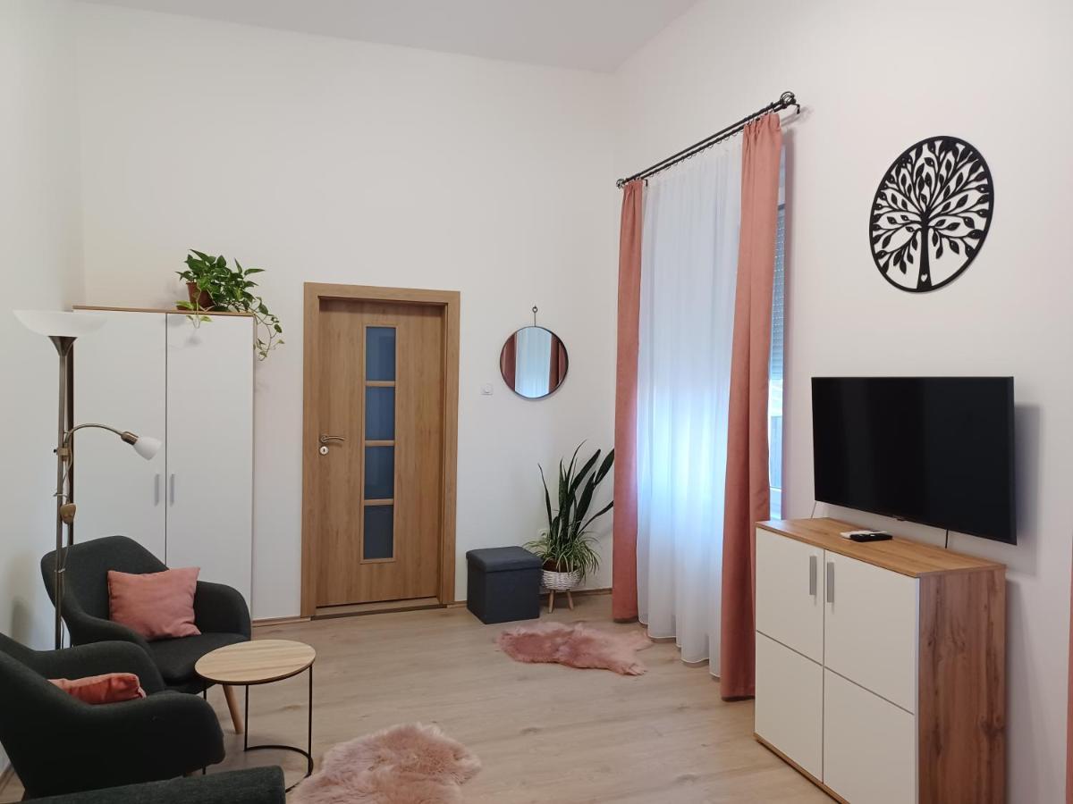 Rad-Var Apartmanhaz Eger Exterior photo