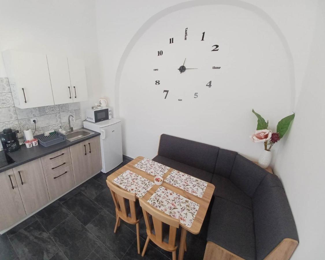Rad-Var Apartmanhaz Eger Exterior photo