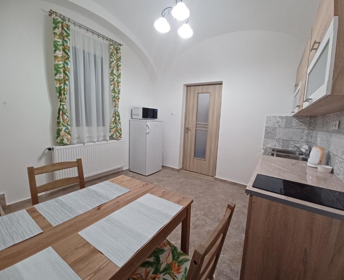 Rad-Var Apartmanhaz Eger Exterior photo