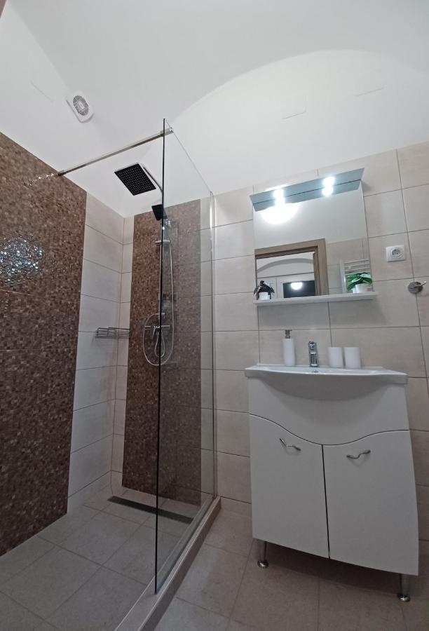 Rad-Var Apartmanhaz Eger Exterior photo